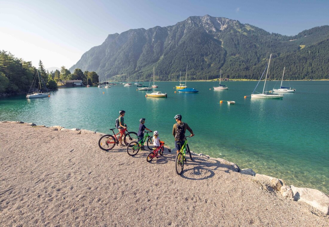 Familie beim Radfahren am Achensee
