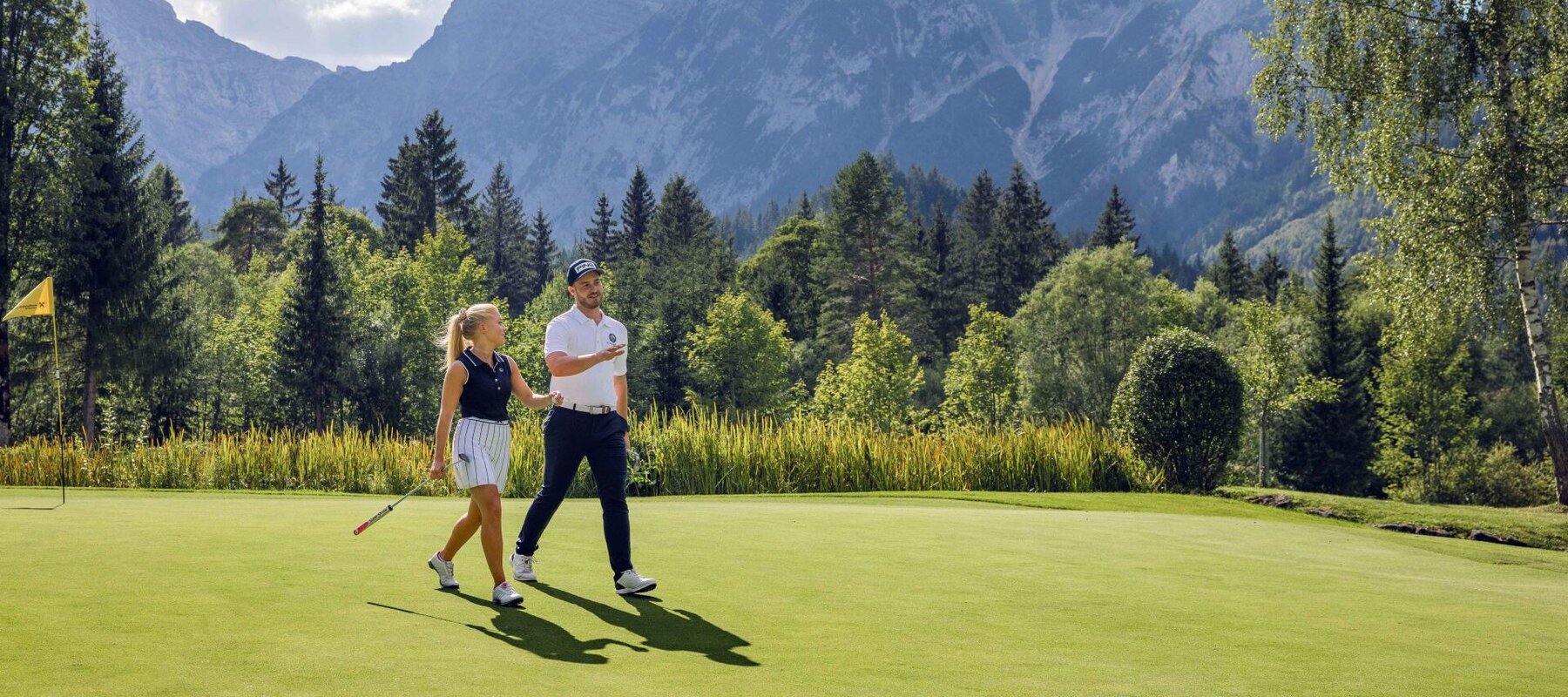 Mann und Frau gehen am Golfplatz
