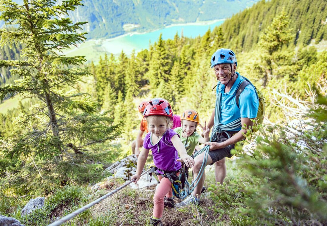 Mann und Kinder bei einer Klettersteigtour