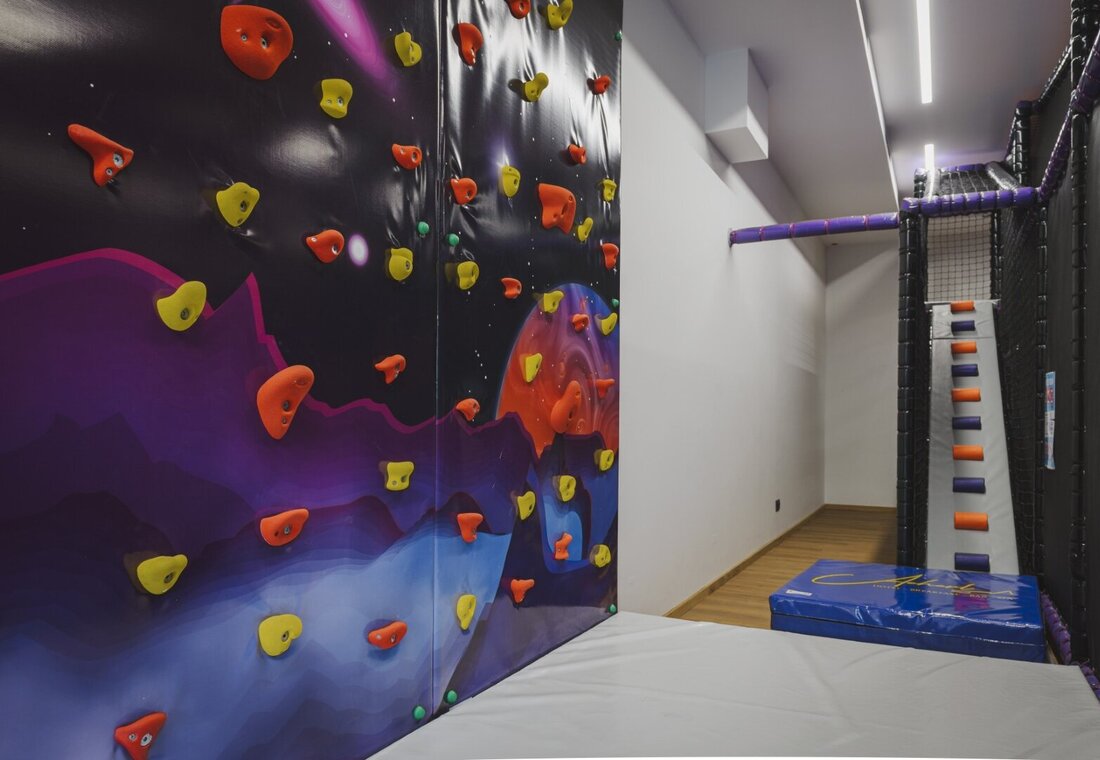 Kletterwand und Start der Ninja Warrior Parcour