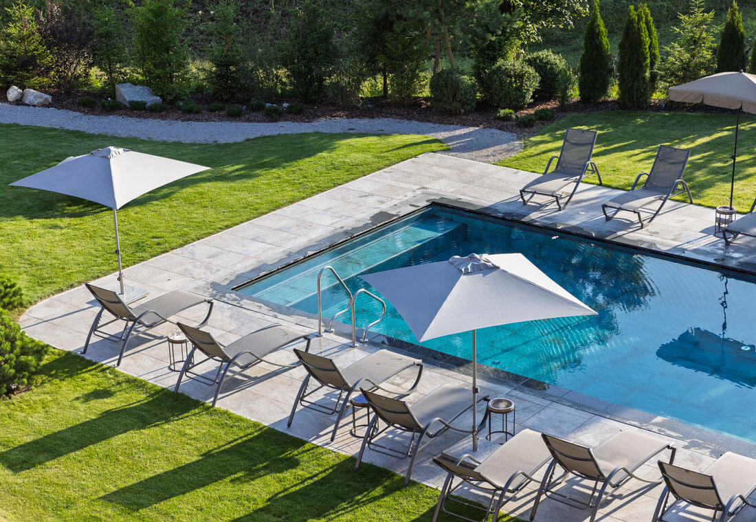Pool mit Liegen und Sonnenschirme