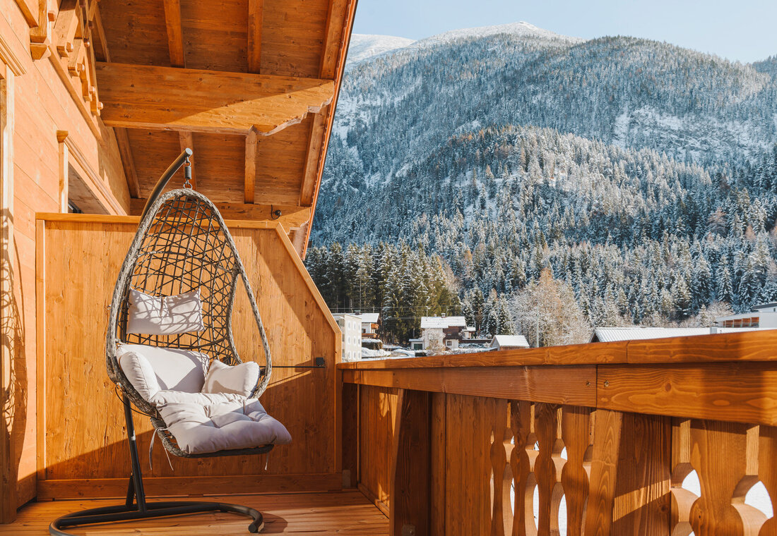 Hängesessel am Balkon im Winter