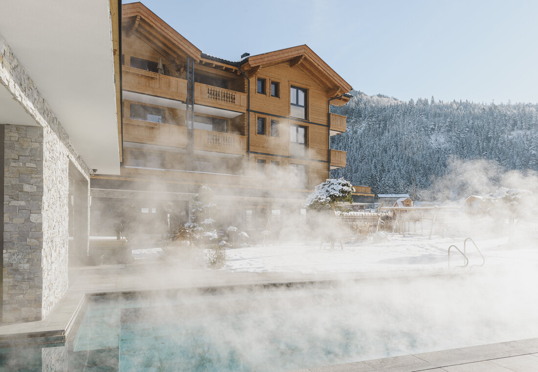 Schwimmbecken mit Wasserdampf im Winter