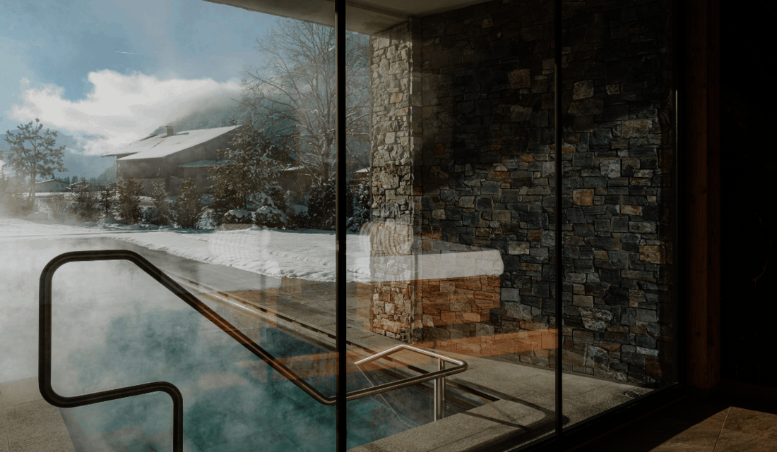 Einstieg in den Pool von drinnen