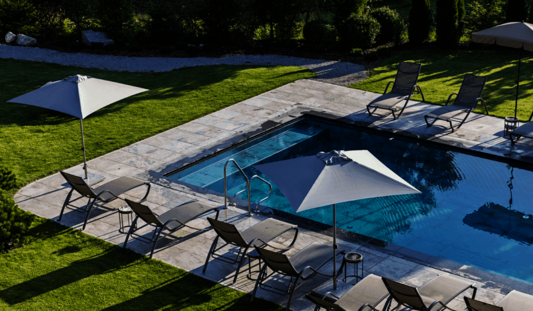 Pool mit Liegen und Sonnenschirme